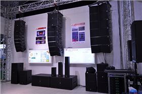 注重線陣音響效果的藝術手段