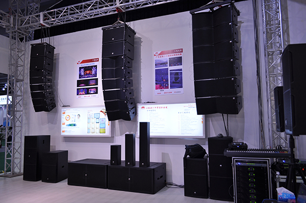 注重線陣音響效果的藝術手段