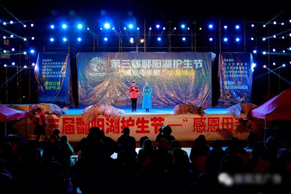 舞臺燈光設備從安裝到調試 廠家都很認真對待