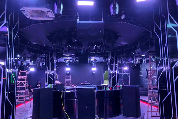 萬昌ACAIF高效助力泉州瘋狂熊貓酒吧,打造頂級視聽體驗!