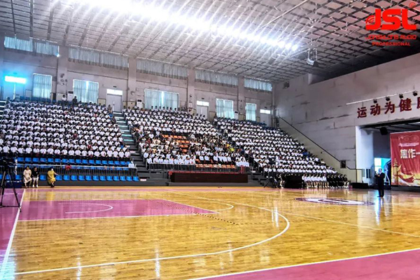 為什么說體育擴聲采用專業的面陣列音箱【爵士龍音響】